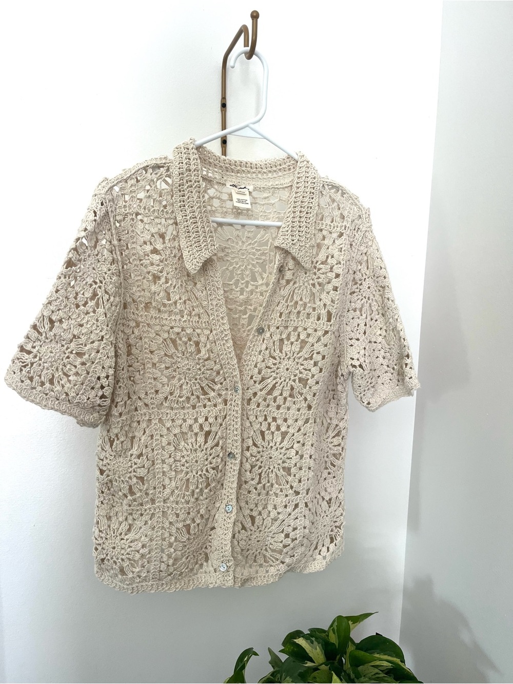 Ultra Pink Open Crochet Short Sleeve Top - Cream size medium